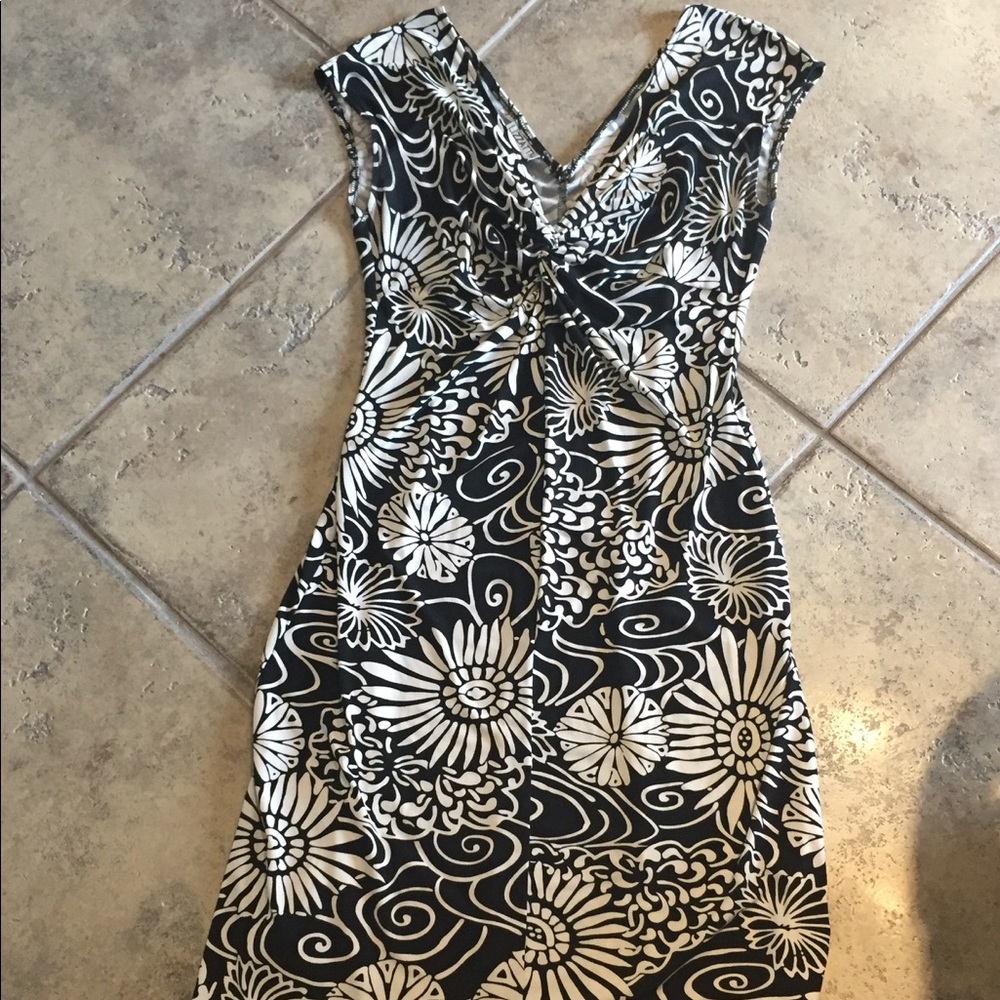 Like new Black and white dress for work or play!